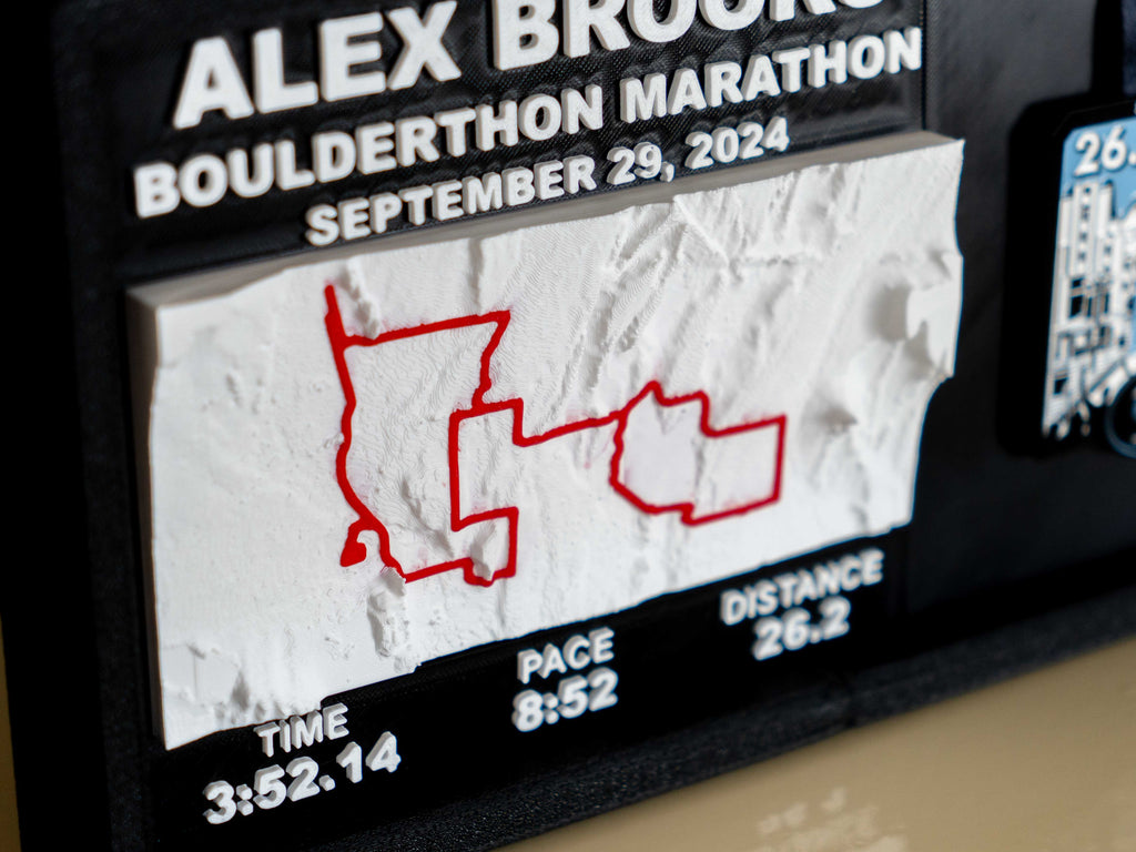 Close-up of the 3D race course, with the red marathon route line following the contours of the terrain and the finish time below